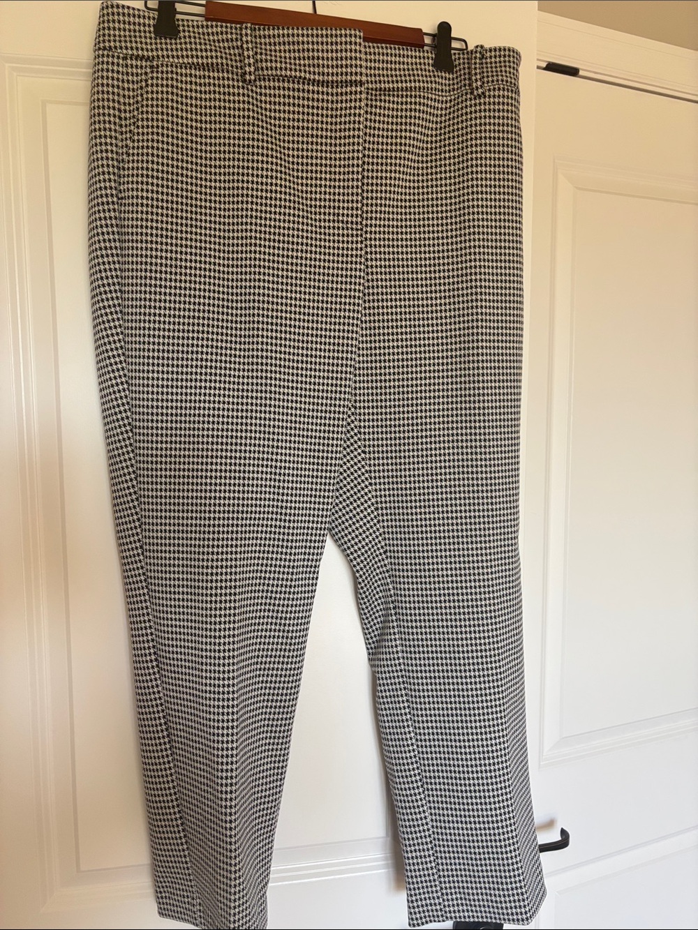 Brand new Ann Taylor Factory Curvy Ankle Black and White Mini Houndstooth